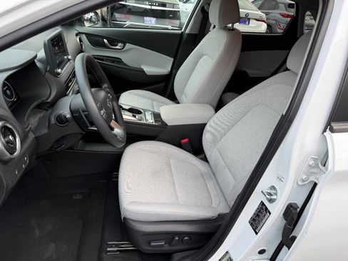 Used 2023 Hyundai Kona SE image 3