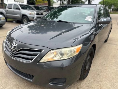Used 2011 Toyota Camry LE FWD image 2