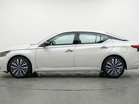 Used 2025 Nissan Altima 2.5 SV image 5