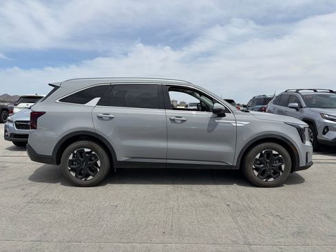 Used 2025 Kia Sorento S w/ Panoramic Sunroof Package FWD image 3