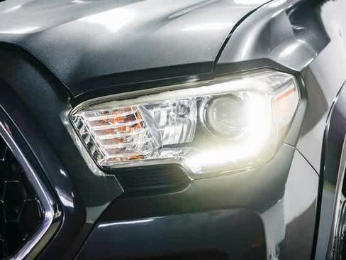 Used 2019 Toyota Tacoma TRD Sport w/ Technology Package image 4