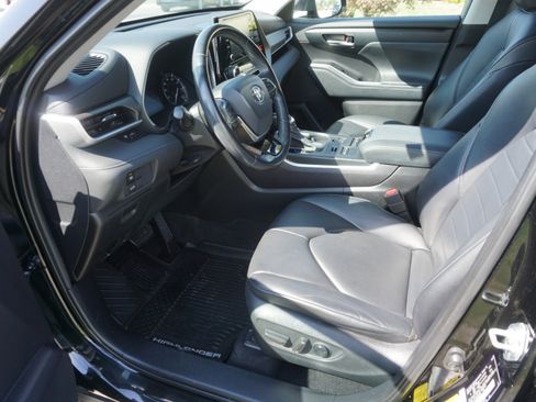 Used 2021 Toyota Highlander XLE image 7