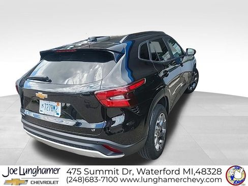 Used 2024 Chevrolet Trax LT w/ Sunroof Package FWD image 6