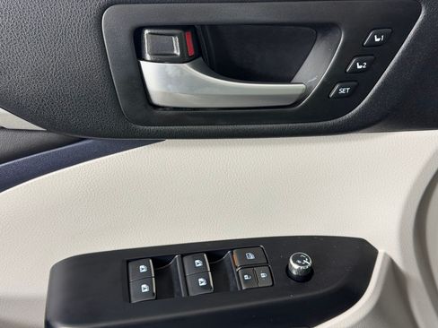 Used 2018 Toyota Highlander Limited Platinum AWD/4WD image 14
