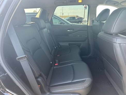 Used 2025 Nissan Pathfinder SL AWD/4WD image 14