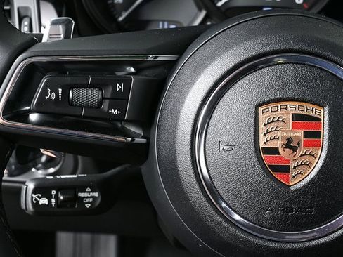 Certified 2025 Porsche Macan image 10