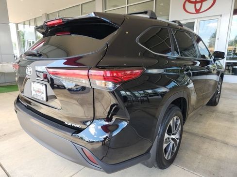 Used 2023 Toyota Highlander XLE AWD/4WD image 11