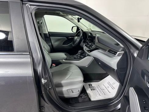 Used 2023 Toyota Highlander XLE AWD/4WD image 10