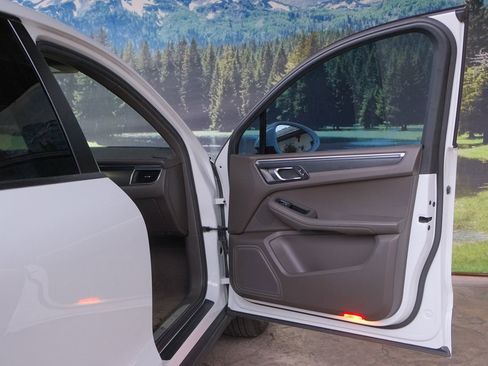 Used 2017 Porsche Macan S image 34