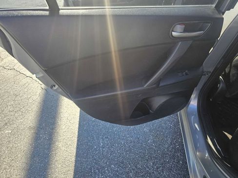 Used 2013 MAZDA MAZDA3 i SV image 8