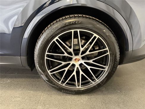 Certified 2025 Porsche Cayenne Coupe image 11