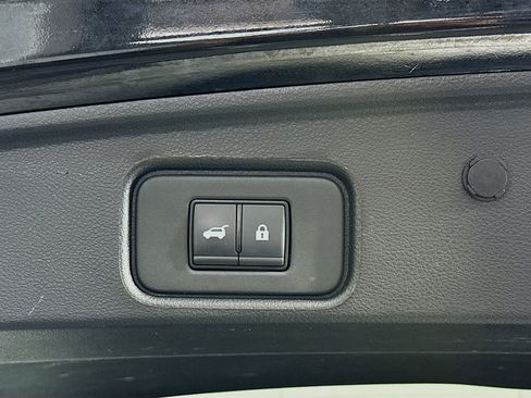 Used 2025 Nissan Pathfinder SL image 32