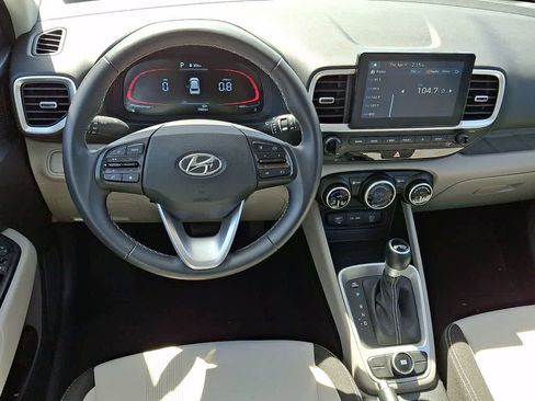 Used 2025 Hyundai Venue SEL image 10