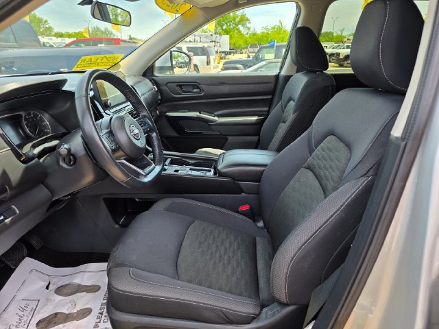 Used 2025 Nissan Pathfinder SV FWD image 23