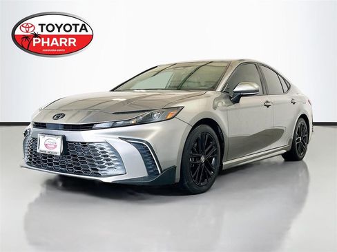 Used 2025 Toyota Camry SE w/ Convenience Package FWD image 1