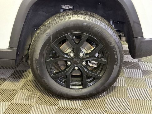 Used 2024 Jeep Grand Cherokee Altitude AWD/4WD image 5