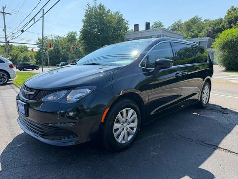 Used 2020 Chrysler Voyager L FWD image 3