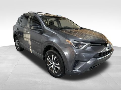 Used 2018 Toyota RAV4 LE FWD image 3