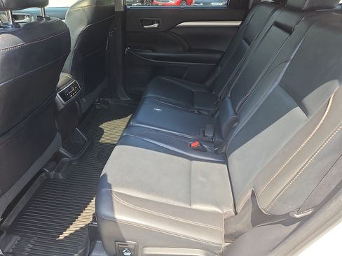 Used 2019 Toyota Highlander XLE AWD/4WD image 30