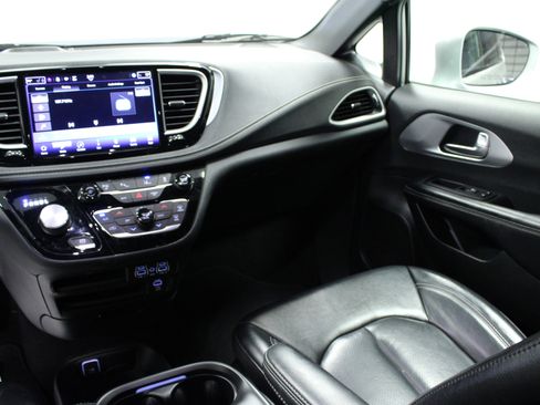 Used 2022 Chrysler Pacifica Touring-L w/ Uconnect Theater Family Group FWD image 21