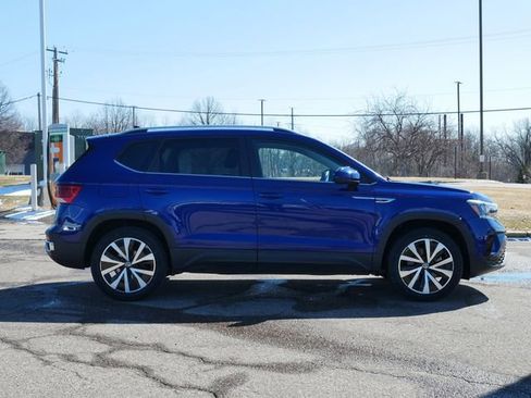 Certified 2023 Volkswagen Taos SE w/ Panoramic Sunroof Package image 8