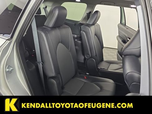 Used 2025 Toyota Grand Highlander AWD image 26