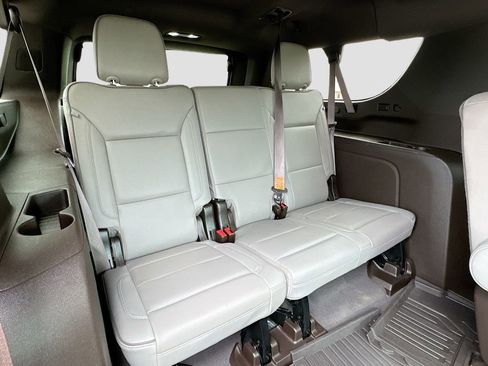 Used 2023 GMC Yukon XL SLT AWD/4WD image 32