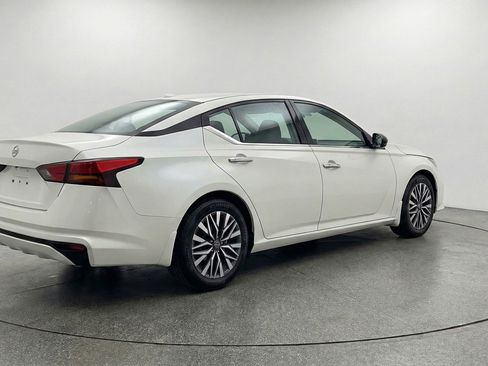 Used 2025 Nissan Altima 2.5 SV FWD image 9