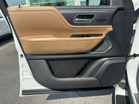 Used 2025 INFINITI QX80 Sensory AWD/4WD image 10