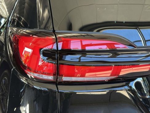 Used 2025 Chrysler Pacifica Select image 9