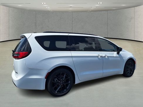 New 2026 Chrysler Pacifica Limited w/ S Appearance Package image 5