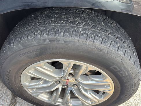 Used 2023 GMC Yukon XL SLT w/ SLT Premium Package image 7