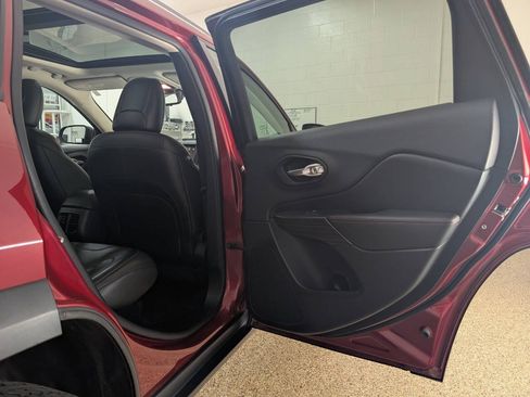 Used 2016 Jeep Cherokee Trailhawk w/ Leather Interior Group AWD/4WD image 17