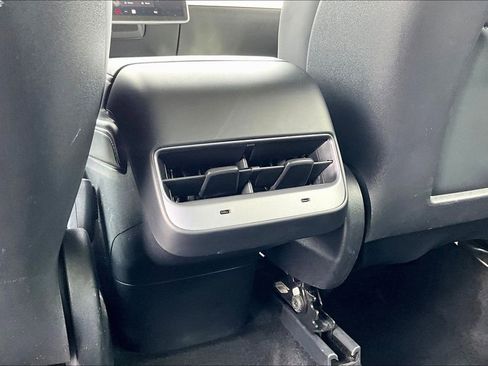 Used 2022 Tesla Model Y Long Range AWD/4WD image 8