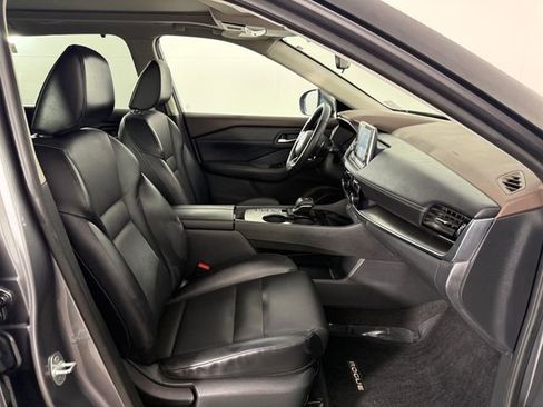 Used 2022 Nissan Rogue SV w/ SV Premium Package FWD image 18