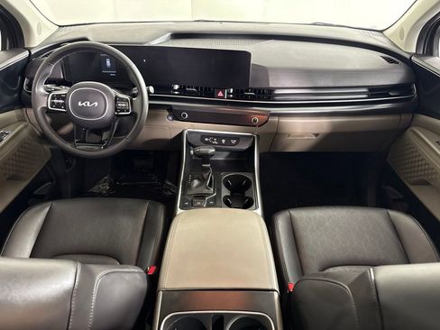 Used 2025 Kia Carnival FWD image 22