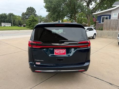 Used 2022 Chrysler Pacifica Touring-L FWD image 36