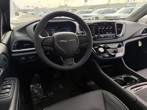 New 2026 Chrysler Pacifica Limited image 29