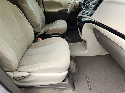 Used 2012 Toyota Sienna LE image 23
