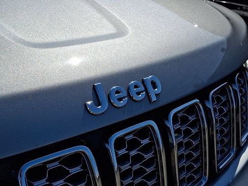 Used 2017 Jeep Grand Cherokee Overland AWD/4WD image 9