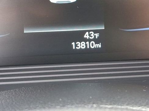 Used 2025 Hyundai Venue SEL image 23