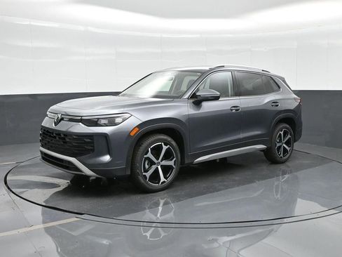 New 2025 Volkswagen Tiguan SE image 5