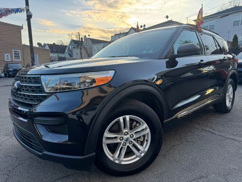 Used 2021 Ford Explorer XLT image 2