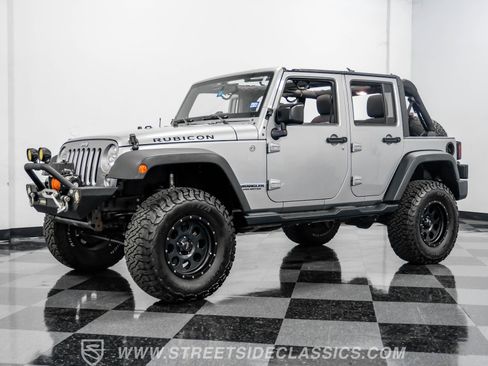 Used 2015 Jeep Wrangler Unlimited Rubicon w/ Connectivity Group image 5