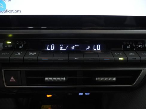 Used 2025 Toyota Camry SE w/ Multimedia Upgrade Package AWD/4WD image 17