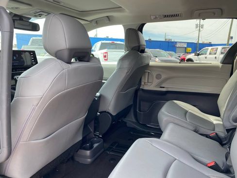 Used 2023 Toyota Sienna XLE FWD image 15