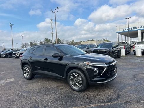 Used 2024 Chevrolet Trax LT w/ Driver Confidence Package image 1