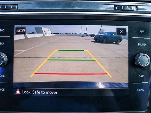 Used 2021 Volkswagen Tiguan SE w/ Panoramic Sunroof Package FWD image 18