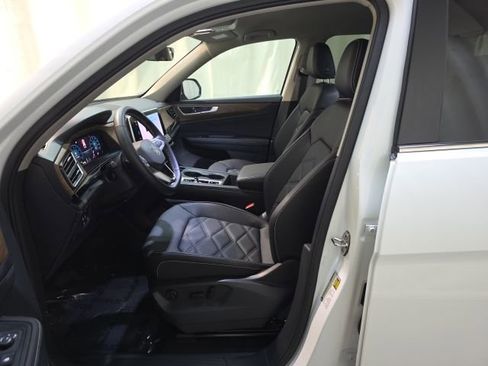 Used 2025 Volkswagen Atlas SE image 13