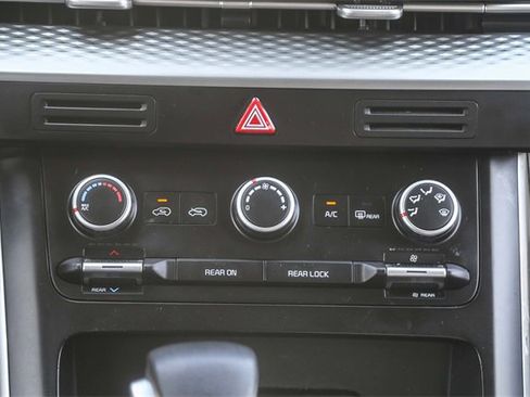 Certified 2022 Kia Carnival LX image 14